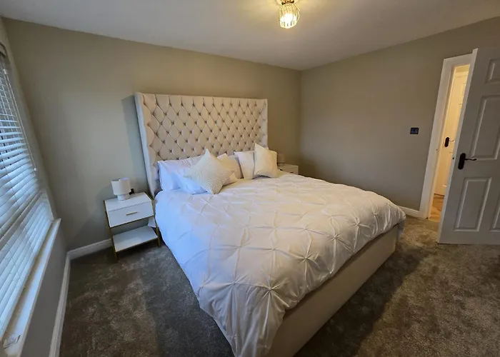 New 2 Bedroom Appartment In - Stretford - Old Trafford Close To Football-Cricket Ground & City Centre