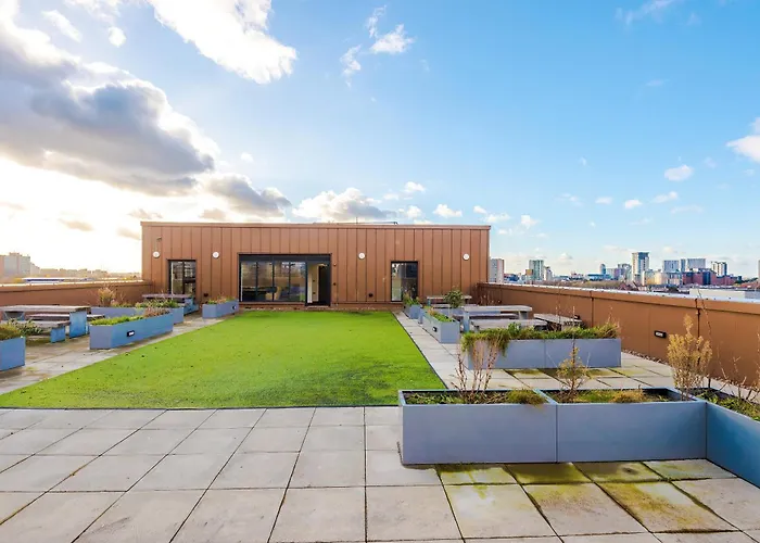 Waterhouse Suite: Modern 2-Bed in Manchester City Centre